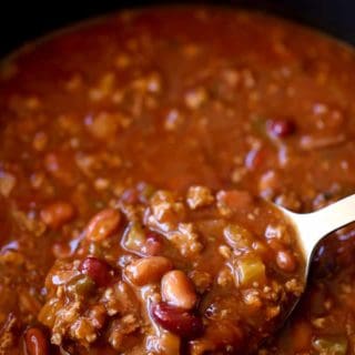 Wendy's Chili copycat made with kidney beans, onions, chilis, bell peppers and tomatoes with a spicy chili powder and cumin spices. Taste like a perfect copycat!